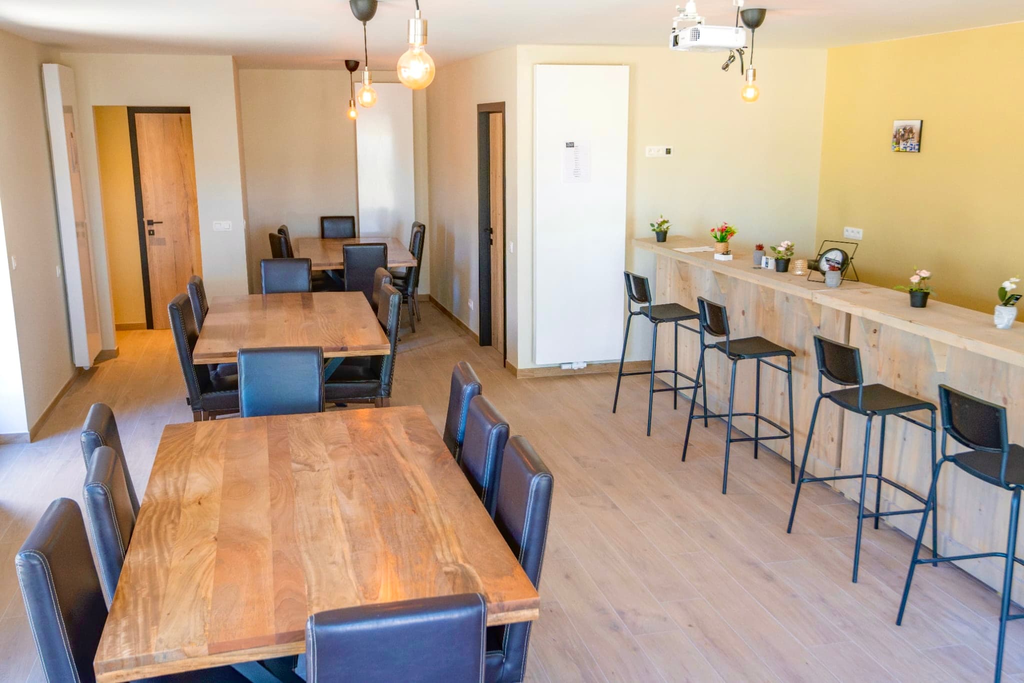 Zaal + bar + bureau